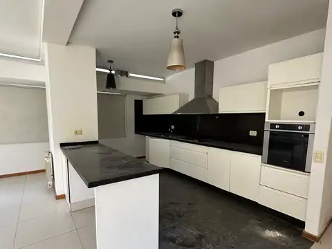 Casa en Alquiler con 1 cochera