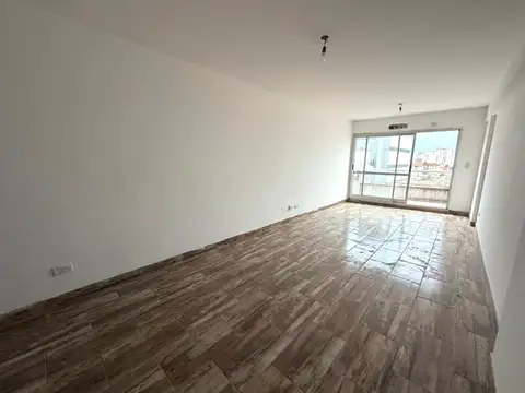 Monoambiente de 40 metros totales con Balcón - Flores