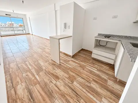 Monoambiente de 40 metros totales con Balcón - Flores