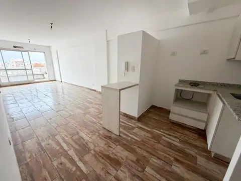 Monoambiente de 40 metros totales con Balcón - Flores