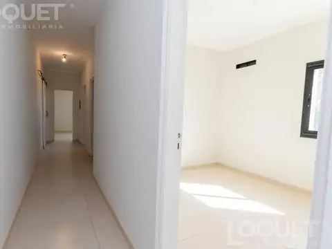 Casa 4 ambientes con 2 baños