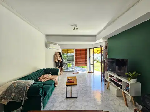 Departamento de 3 amb, escritorio, cochera y patio jardín.