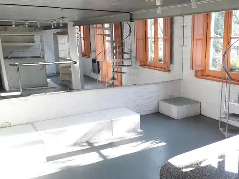 Depto. tipo loft con balcón. 62 m2 totales.