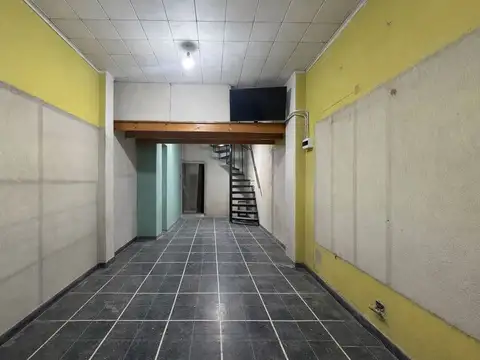 LOCAL SOBRE GALICIA A MTS DE YRIGOYEN CON RENTA