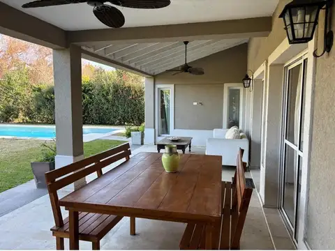 Casa 5 ambientes con 4 baños