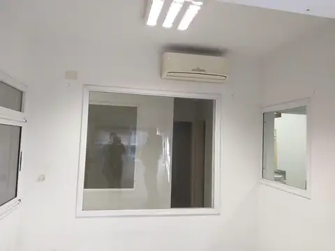 IMPECABLE ESQUINA C/OFICINAS Y AMPLIO DEPOSITO