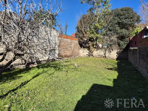 Venta casa 3 ambientes con jardín en Bernal