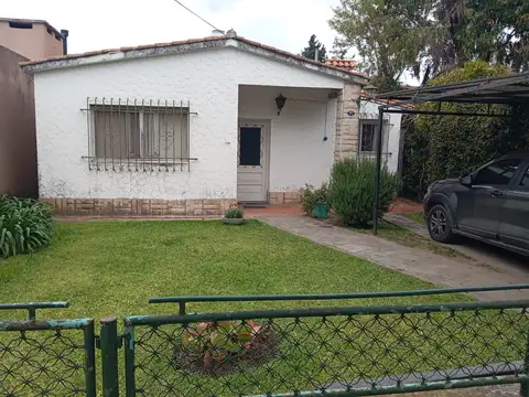 Casa de 3 dormitorios con doble jardín, cochera techada y parrillero. Centro Funes.