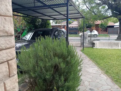 Casa de 3 dormitorios con doble jardín, cochera techada y parrillero. Centro Funes.