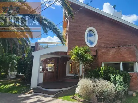 Casa en Alquiler con 3 cocheras