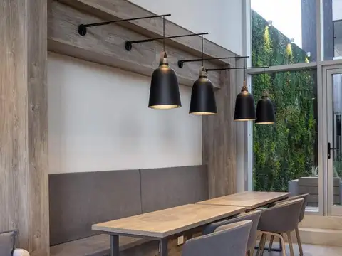 Departamento amoblado con cochera en el edificio.