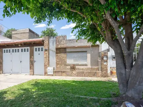 Venta Casa B° Belgrano 2 Dormitorios Cochera Patio
