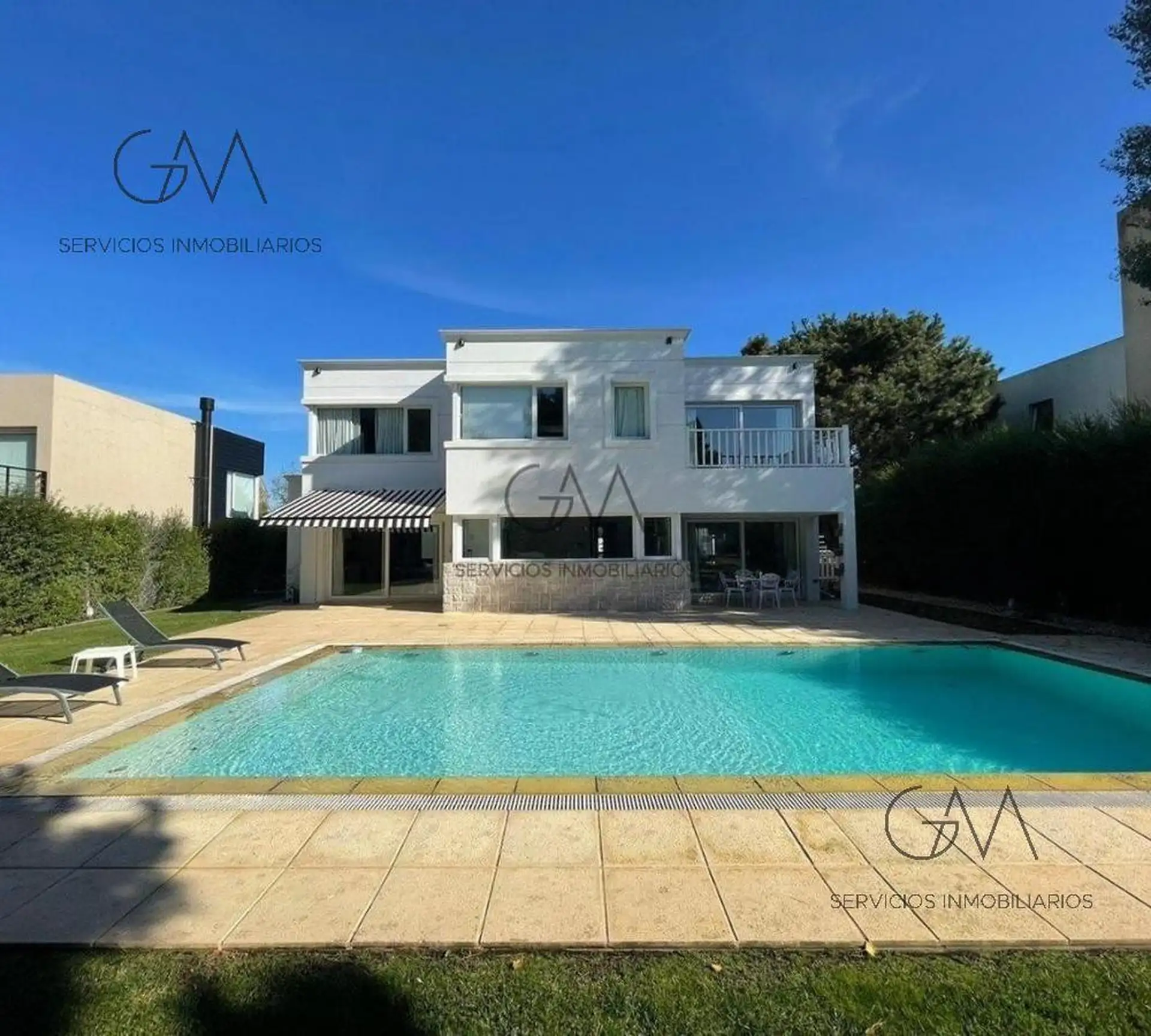 Casa de estilo moderno en Barrio Privado Rumencó, 283m², 5 amb, pileta