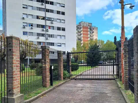 EDIFICIO 60- EXCELENTE 3 AMBIENTES- COCHERA - JARDINES Y REJA PERIMETRAL- 2 ASCENSORES