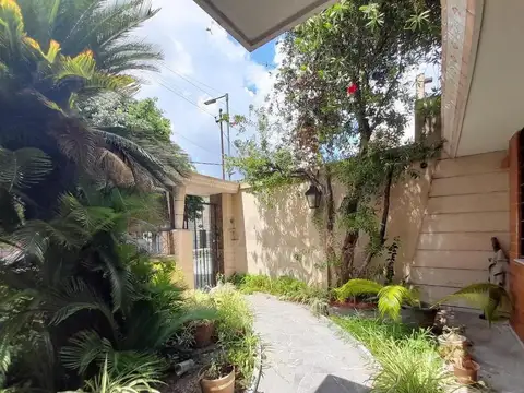 Casa 6 ambientes con 2 baños