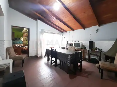 Casa 6 ambientes con 2 baños