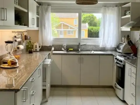 Casa 7 ambientes con 3 baños