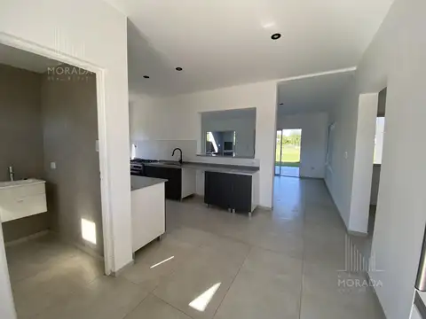 Casa 4 ambientes con 2 baños