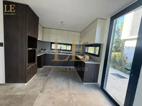 Casa en Venta con 5 cocheras