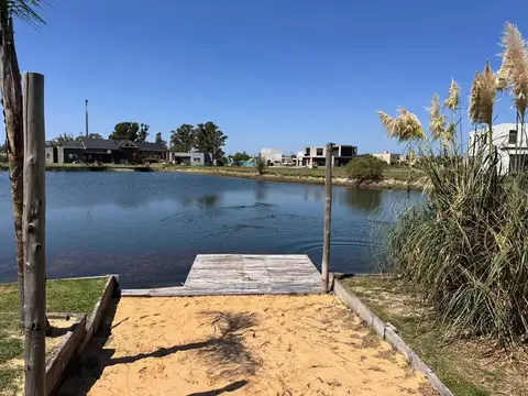 CASA EN VENTA A LA LAGUNA EN EL BARRIO ENSUEÑO, INGENIERO MASCHWITZ