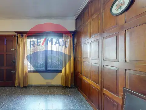 Casa 8 ambientes con 2 baños