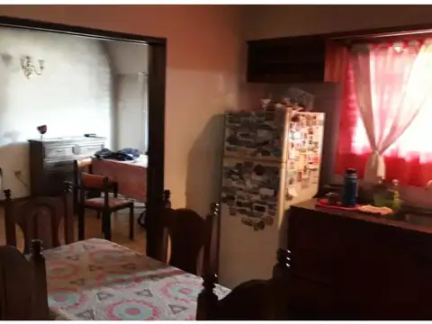 OPORTUNIDAD UNICA  CASA 5 AMB CASTELAR DE 240 M2,  2 COCHERAS, SOBRE LOTE DE 345 M2