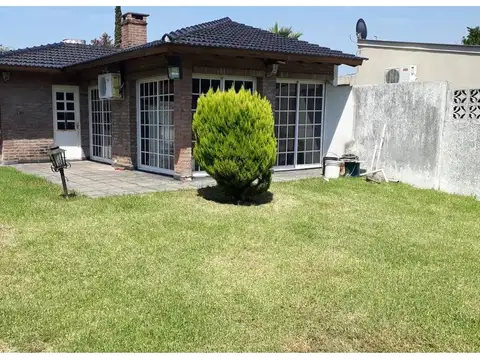 OPORTUNIDAD UNICA  CASA 5 AMB CASTELAR DE 240 M2,  2 COCHERAS, SOBRE LOTE DE 345 M2