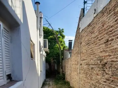 Casa con ambientes amplios y buena ubicacion