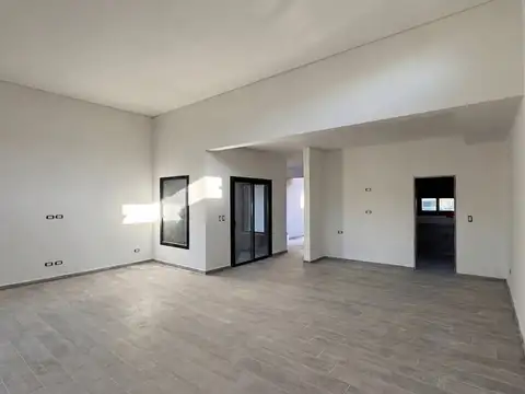 Casa en Venta en Pilar del Este - San Ramon, USD 240.000