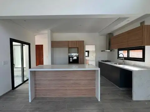 Casa en Venta con 4 cocheras