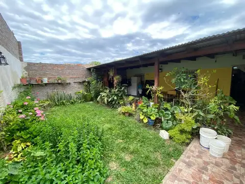 EN VENTA CASA DE PASILLO 3 DORMITORIOS CON PATIO