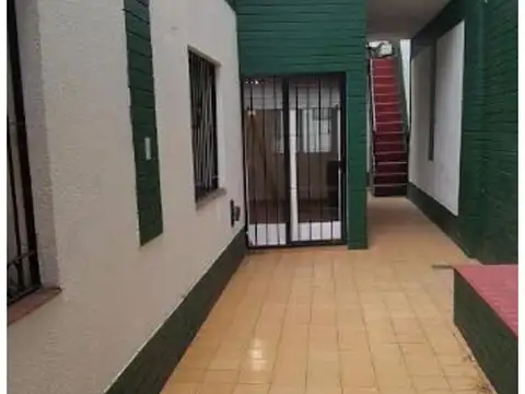Casa con terraza, patio y garage SOLO USO COMERCIAL