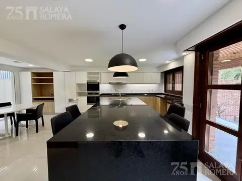 Casa en Venta con 4 cocheras