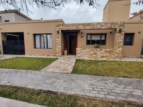 Casa de Categoría en venta en Barrio Viñas del Torreón 3 habitaciones 2 baños Piscina Amplia Cocina