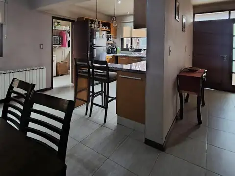Casa 6 ambientes con 2 baños