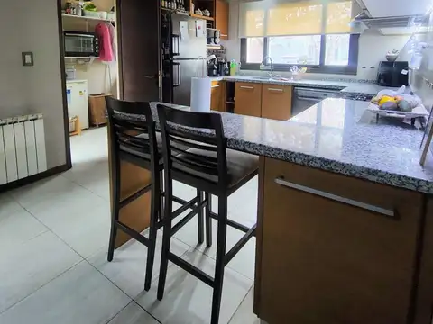 Casa en Venta con 3 cocheras