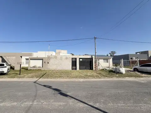 Casa en Venta de 2 dorm. en construcción. Con patio y cochera. Barrio Puerta del Sol. Campana