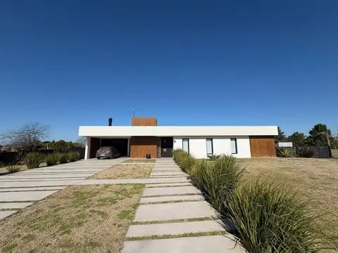 Casa 4 ambientes con 2 baños