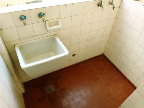 DEPARTAMENTO 2 AMBIENTES CON BALCÓN Y VISTA AL CONTRAFRENTE. GRAL. PAZ 65 AVELLANEDA.