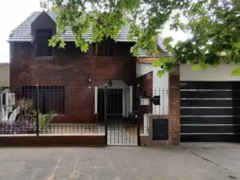 CASA DE 5 AMBIENTES EN VENTA - MORON CENTRO