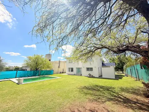 Casa en Venta con 4 cocheras