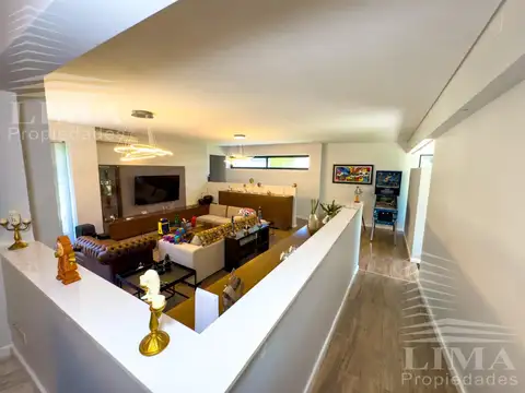 Casa en Venta con 3 cocheras