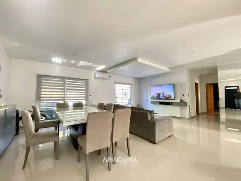 Casa en Venta con 2 cocheras