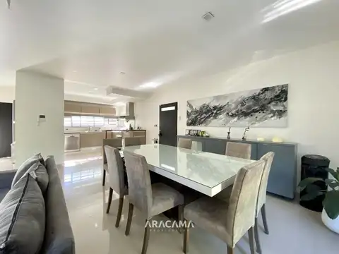 Casa 4 ambientes con 3 baños