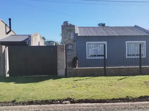 VENTA CASA 3 AMBIENTES LUJAN CON COCHERA Y PARQUE