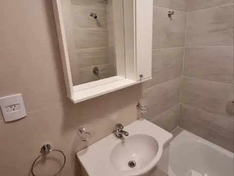 Departamento 2 ambientes con balcón en alquiler - Quilmes Centro