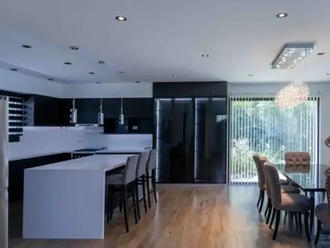 Casa en Alquiler con 4 cocheras