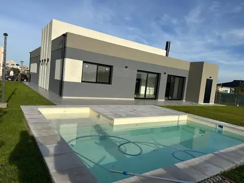 Casa 4 ambientes con 3 baños