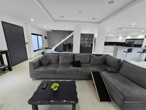 Casa 4 ambientes con 3 baños