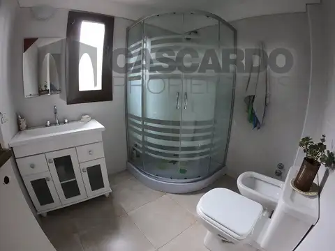 Chalet 5 ambientes con piscina. Apto crédito. Entrega inmediata.